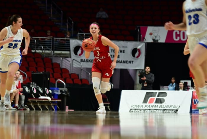 Sioux Central's Morgan Christian pushes the ball up the court. (Photo by Ryan Timmerman)